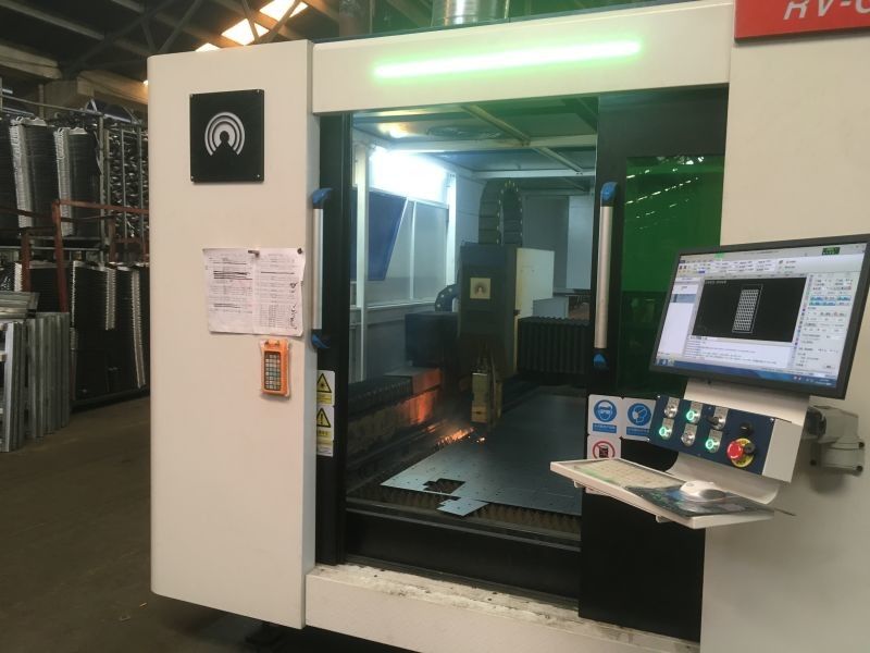 1500W 4000W CNC Fiber Lazer Kesim Makinesi IPG MAX 3015 Kapaklı Değişim Masası