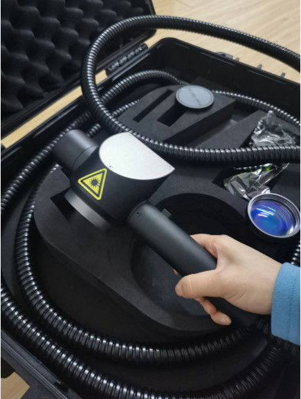 200W Lazer Temizleme Makineleri 4000mm CE Tamamen Kapalı Yağdan Arındırın